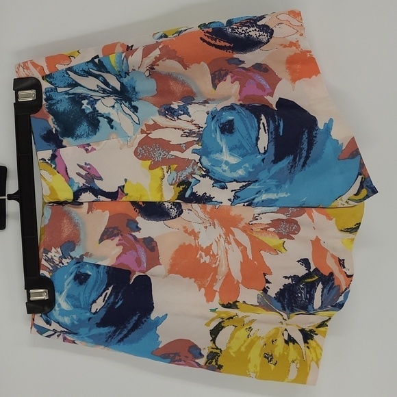 Bebe Size 2 Printblock Asymmetrical Overlap Short - Picture 2 of 8